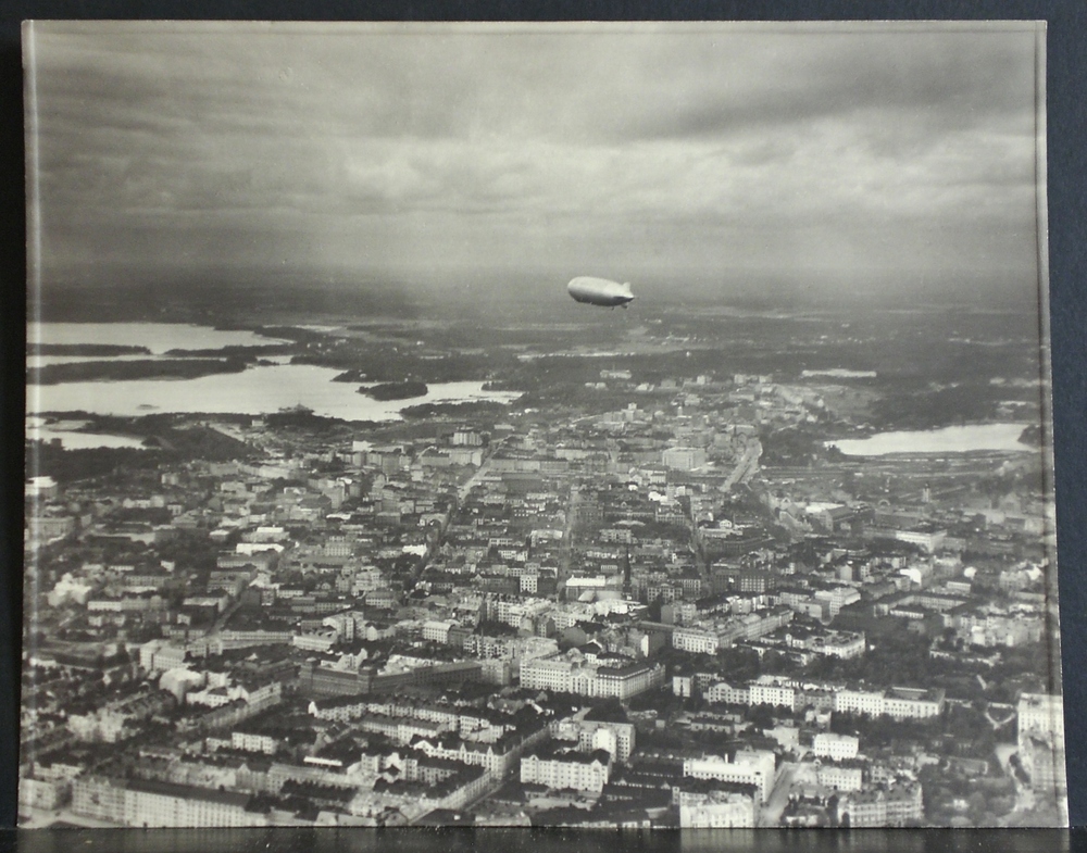 Helsinki - Helsingfors.: Valokuva. Fotografi. Zeppelin Helsingin yllä 24.09.1930. Zeppelin ovan Helsingfors 24.09.1930. - kaupungit