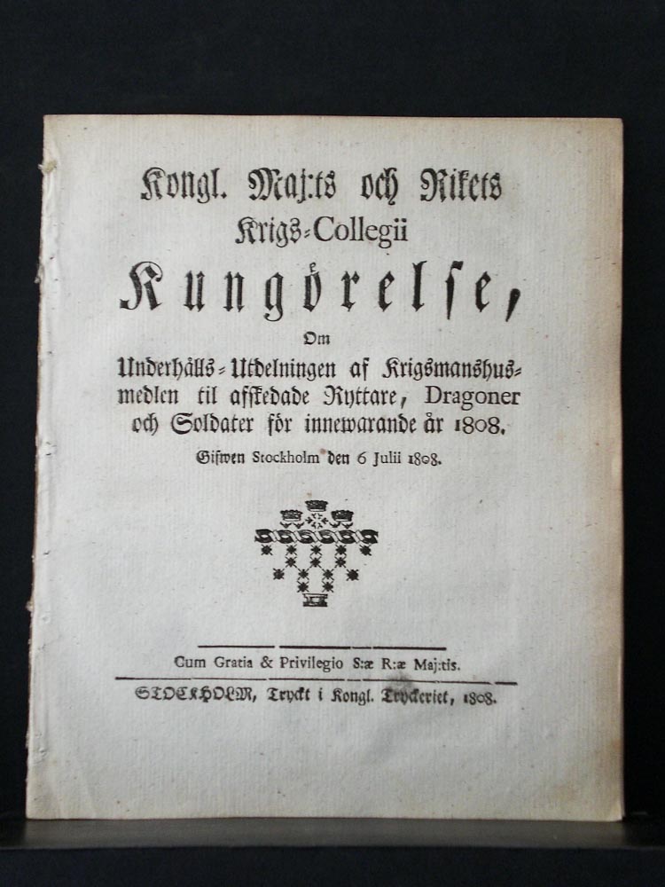 Kongl. Maj.ts och Rikets Krigs-Collegii Kungörelse om Underhålls-Utdelningen af Krigsmanshusmedlen til affskedade Ryttare, Dragoner och Soldater för innewarande år 1808, Gifwen Stockholm den 6 Julii 1808