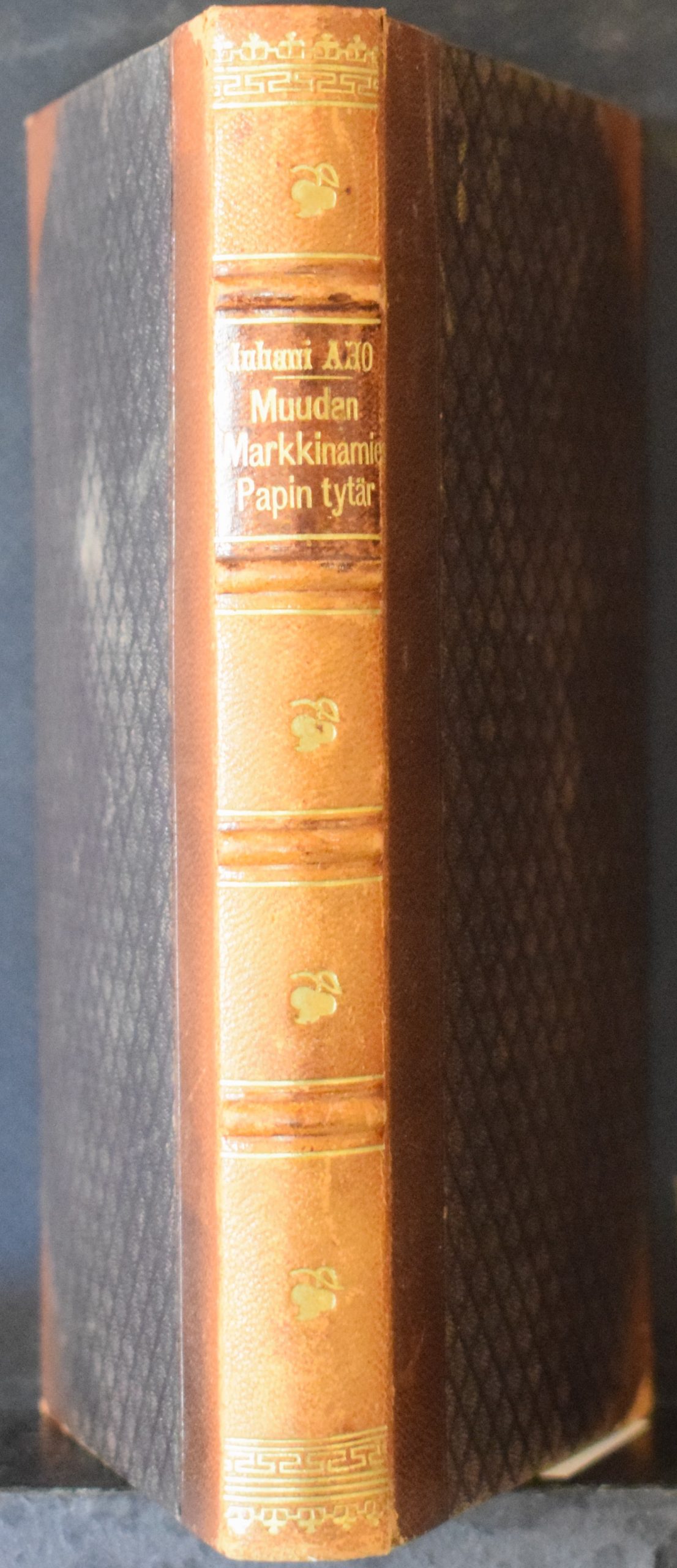 Juhani Aho Kievarin pihalla; Muuan markkinamies (1884)