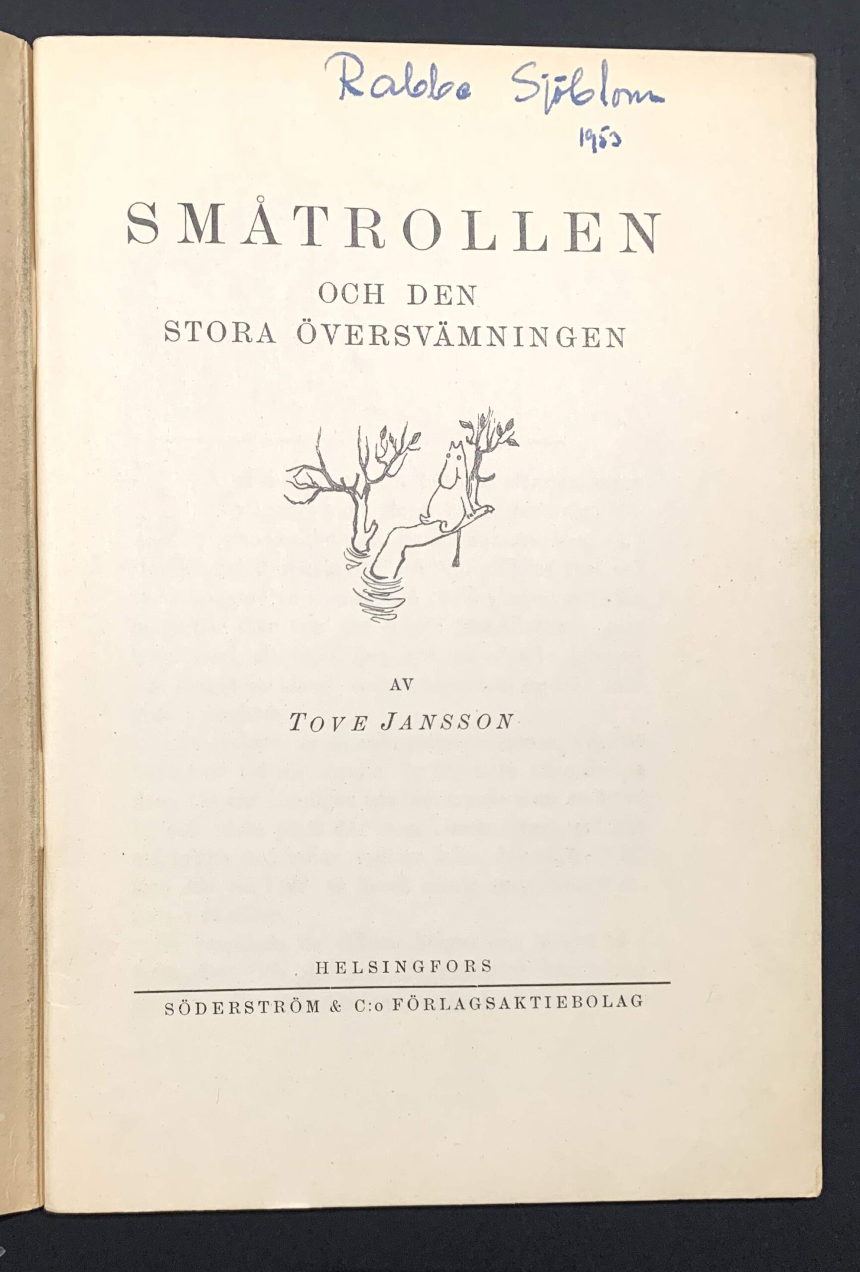 The title page of the first edition of Tove Jansson's first Moomin book, Småtrollen och den stora översvämningen (1945) | Tove Janssonin ensimmäisen muumikirjan ensipainoksen nimiölehti. | Titelblad av Tove Janssons första muminbok.